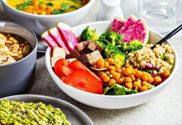 Ngoài ra, nghiên cứu dài hạn công bố năm 2023 theo dõi 210.000 người Mỹ trong 30 năm cũng chỉ ra rằng: những người tuân thủ chặt chẽ chế độ này có nguy cơ mắc bệnh tim mạch thấp hơn 14% so với nhóm đối chứng.