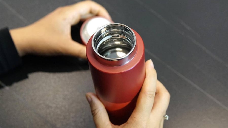 Bạn không nên đựng các loại nước có tính axit trong bình giữ nhiệt.