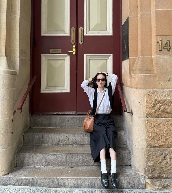 Màu sắc của loafer cũng đa dạng, nhưng được ưa chuộng nhất vẫn là các tông trung tính như đen, nâu, be hoặc xám