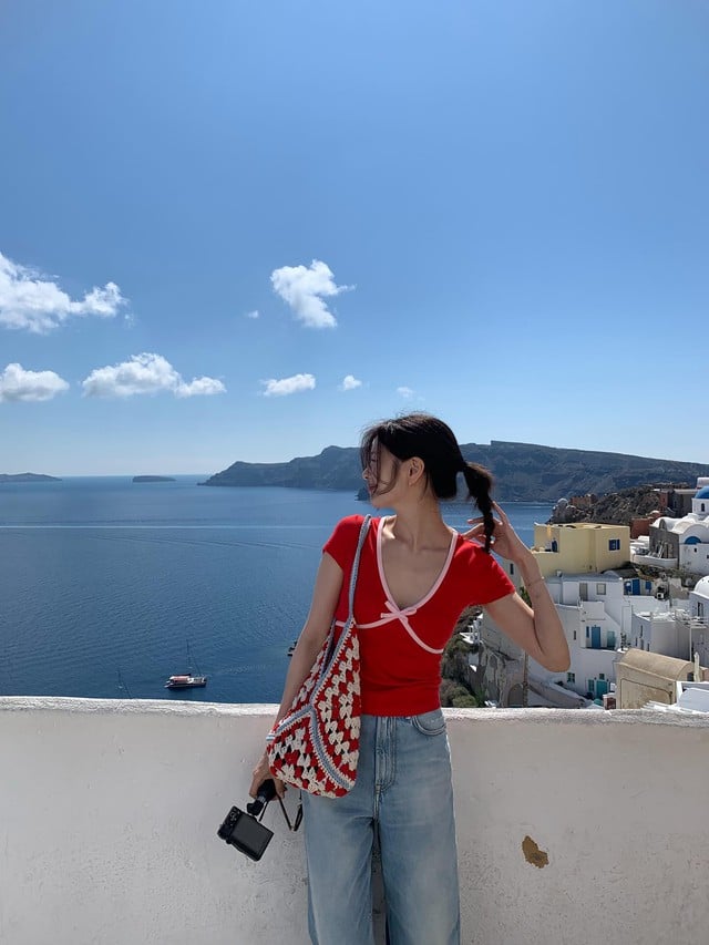 Khi muốn xuống phố trong phong cách tối giản, Jung So Min chọn áo thun đen kết hợp cùng quần jeans ống suông.