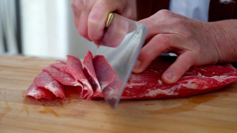 Với các món xào, luộc, chiên rán, nướng, nhúng lẩu, nên thái thịt ngang thớ để thịt nhanh chín và giữ được độ mềm ngọt.