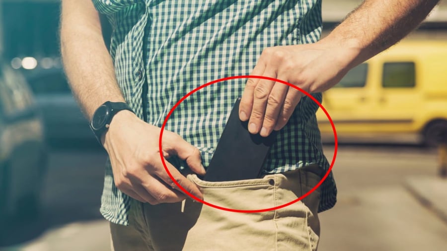 Để điện thoại trong túi quần có thể ảnh hưởng xấu tới sức khỏe.