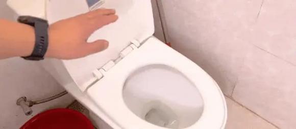 Từ từ đổ dung dịch đã chuẩn bị vào từng lỗ thoát nước.