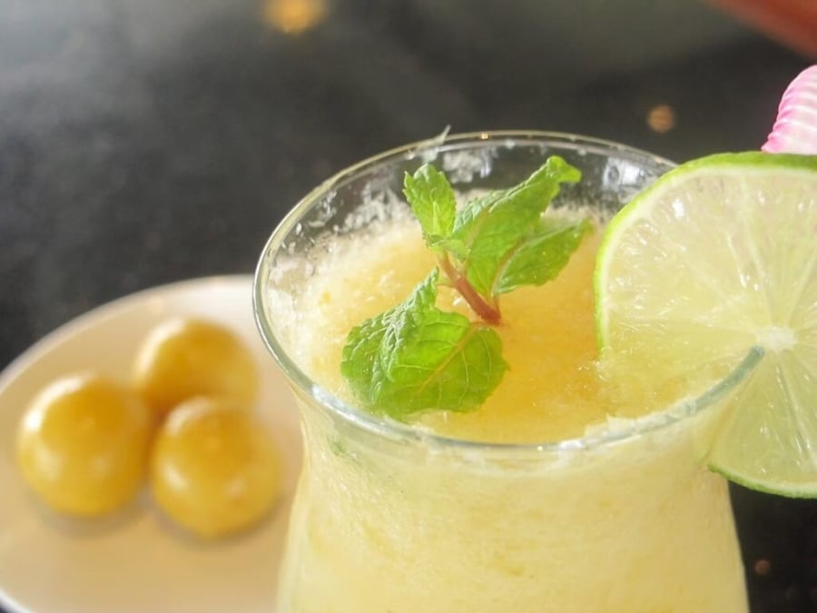 Một lợi ích khác ít người để ý: nước chanh muối buổi sáng là “nước uống dưỡng da” tự nhiên.