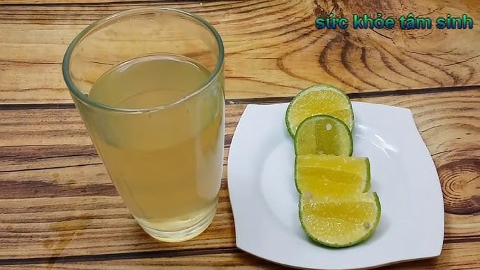 Một ly nước chanh muối ấm chính là “liều thuốc tự nhiên” giúp kích thích nhu động ruột, làm sạch dạ dày và loại bỏ độc tố tích tụ qua đêm.