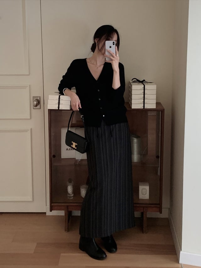 Áo cardigan nhẹ nhàng phối cùng chân váy suông dài vừa tôn dáng, vừa giúp bạn trông thanh thoát hơn.