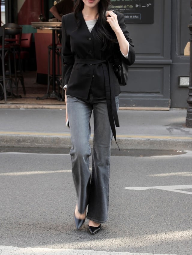  Chiếc áo khoác nhấn eo kết hợp với quần ống loe tôn dáng, giúp đôi chân trông dài hơn. 