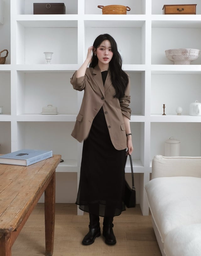  Sự kết hợp giữa váy đen và blazer màu be tạo nên vẻ ngoài vừa thanh lịch vừa thời thượng