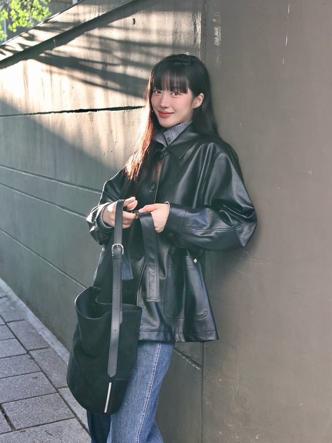 Mùa đông, chỉ cần khoác lên mình một chiếc áo da màu đen, nâu hay xám tro, bạn đã có ngay diện mạo vừa thời thượng vừa ấm áp.
