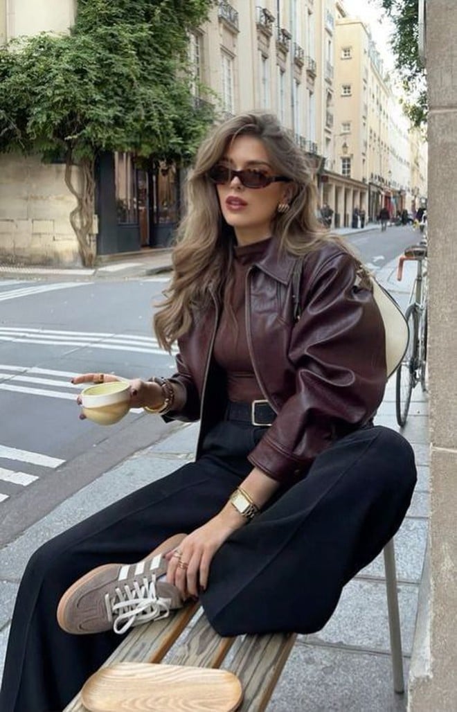 Nếu blazer là biểu tượng của sự thanh lịch, trench coat tượng trưng cho nét cổ điển thì áo da lại là tuyên ngôn của sự tự tin và cá tính.