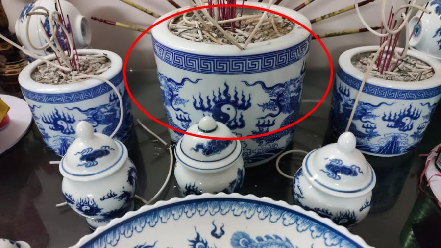 Bát hương cần được đặt đúng vị trí.