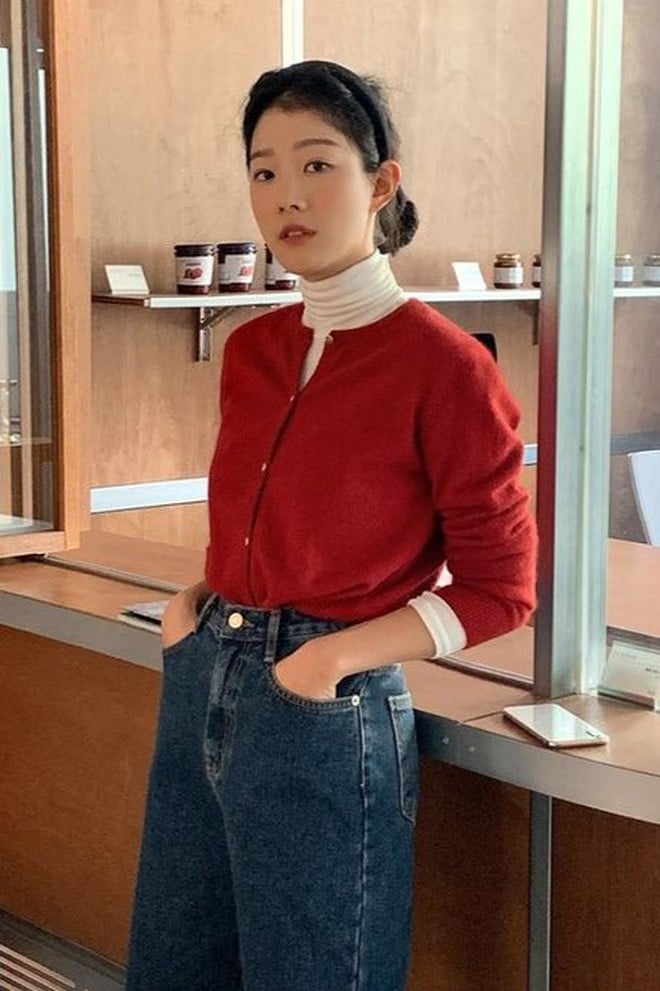 Cài nhẹ 1–2 khuy trên cùng, để phần dưới buông tự nhiên sẽ giúp vòng eo trông nhỏ và dáng người mềm mại hơn.