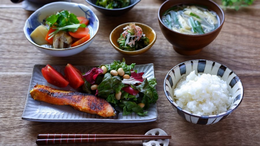 Chế độ ăn ít dầu mỡ, ít muối và gia vị mang lại nhiều lợi ích cho sức khỏe, giúp kéo dài tuổi thọ.