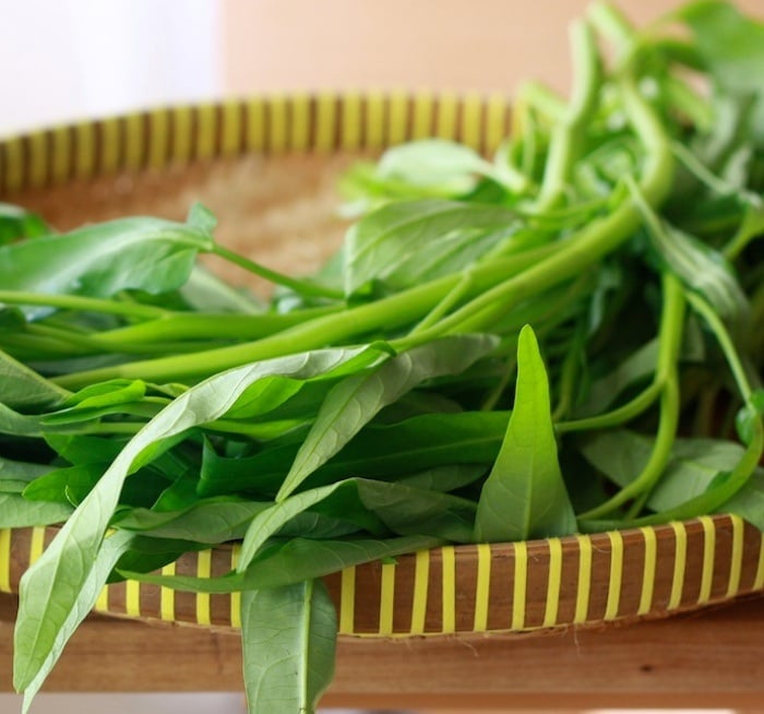 Loại rau cắm xuống đất là mọc xanh mơn mởn, axit folic gấp 8 lần táo