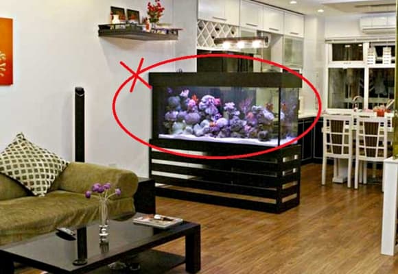 Nhiều gia đình thường tận dụng không gian dưới bàn thờ để cất giữ đồ vật linh tinh như đồ chơi cũ hoặc vật dụng không còn sử dụng.