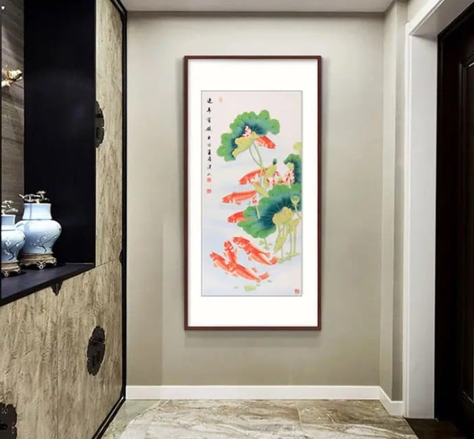 Tranh hoa sen cá chép được xem là lựa chọn kinh điển giúp kích hoạt tài khí và phúc khí.