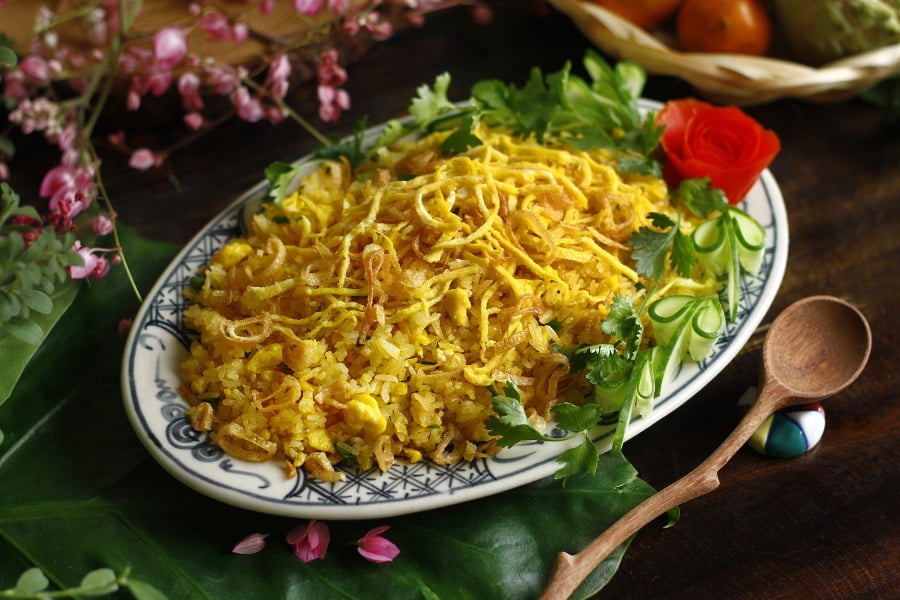 Nhiều người hay bỏ đi cơm nguội còn lại từ tối hôm trước, nhưng thật ra đó là nguyên liệu cực tốt để chế biến món ăn sáng vừa nhanh vừa đủ chất. 