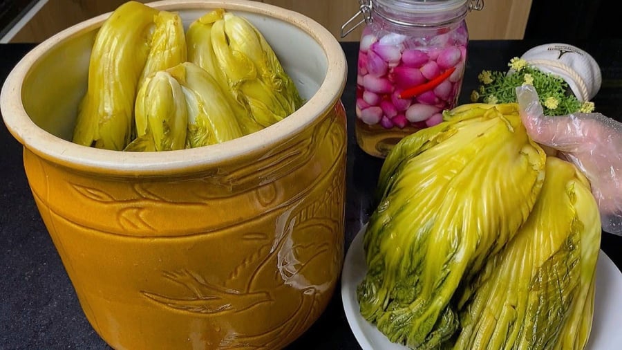 Nồng độ muối và đường phù hợp sẽ giúp dưa muối nhanh chua.