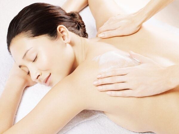 Sữa tươi không đường và cám gạo là bộ đôi dưỡng trắng được yêu thích nhờ khả năng làm sáng và mềm da. 