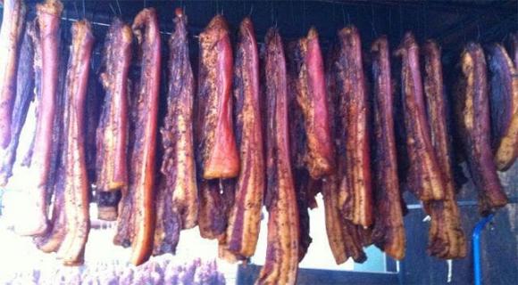 Hiện có tới 90% lượng thịt xông khói bán tại Anh được cho là có chứa nitrit – loại hóa chất không chỉ liên quan đến ung thư đại trực tràng, mà còn có thể làm tăng nguy cơ ung thư tuyến tiền liệt và ung thư vú.    