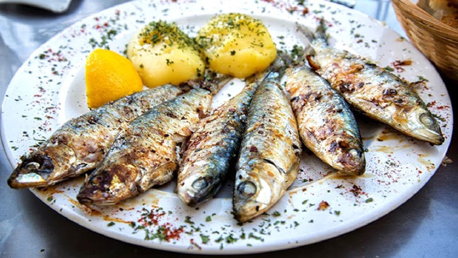 Đầu cá, ruột cá, da cá là những bộ phận mà bạn không nên ăn nhiều.