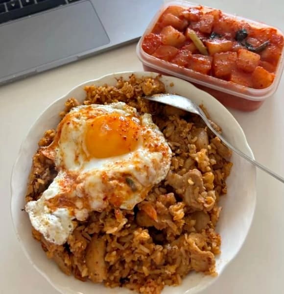 Các món ăn kèm như rau củ muối, thịt muối, dù hấp dẫn vị giác, nhưng lại chứa lượng lớn nitrit và nitrat. 