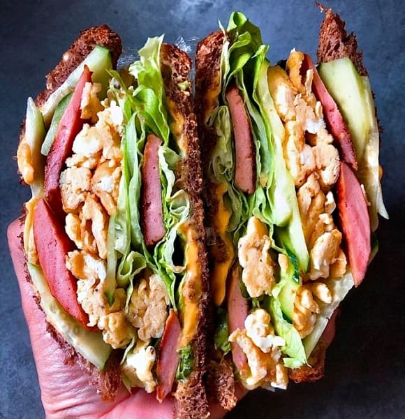 Các loại thực phẩm như xúc xích, thịt nguội hay mì gói tuy tiện lợi nhưng lại là “kẻ thù thầm lặng” của tuyến giáp.