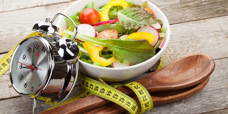 Không nên ăn tối quá muộn. Ảnh minh họa