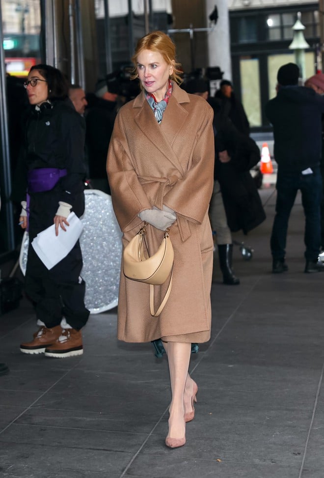  Những tông màu như đen, đỏ hoặc be luôn là lựa chọn an toàn và thời thượng, giúp bạn dễ dàng phối cùng đầm, váy hay quần tây.