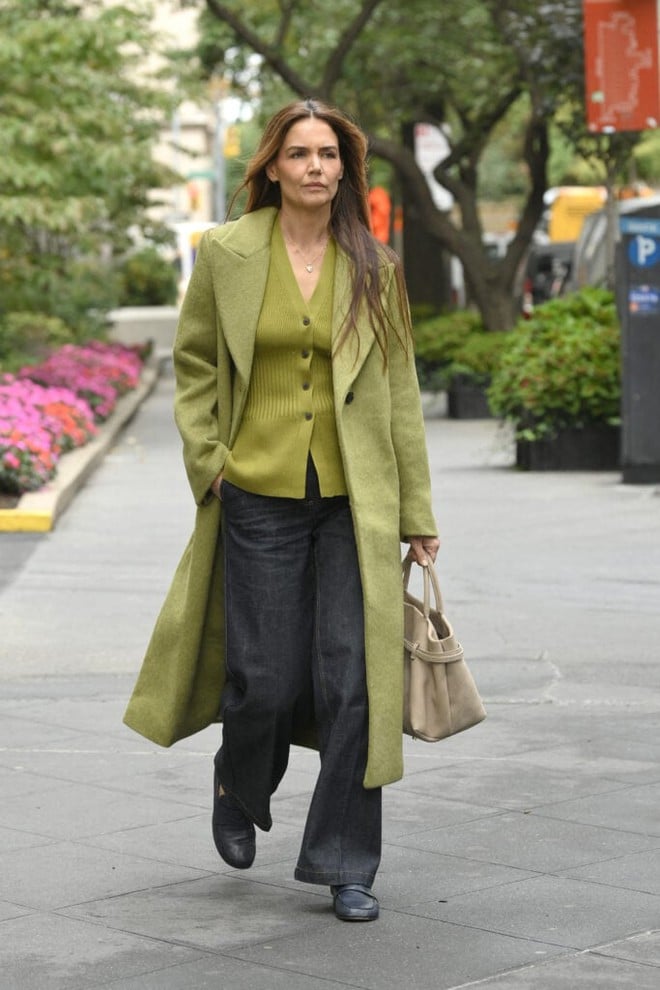 Giày loafer là mẫu giày cổ điển nhưng vẫn giữ được sức hút nhờ sự tiện lợi và phong cách sang trọng.