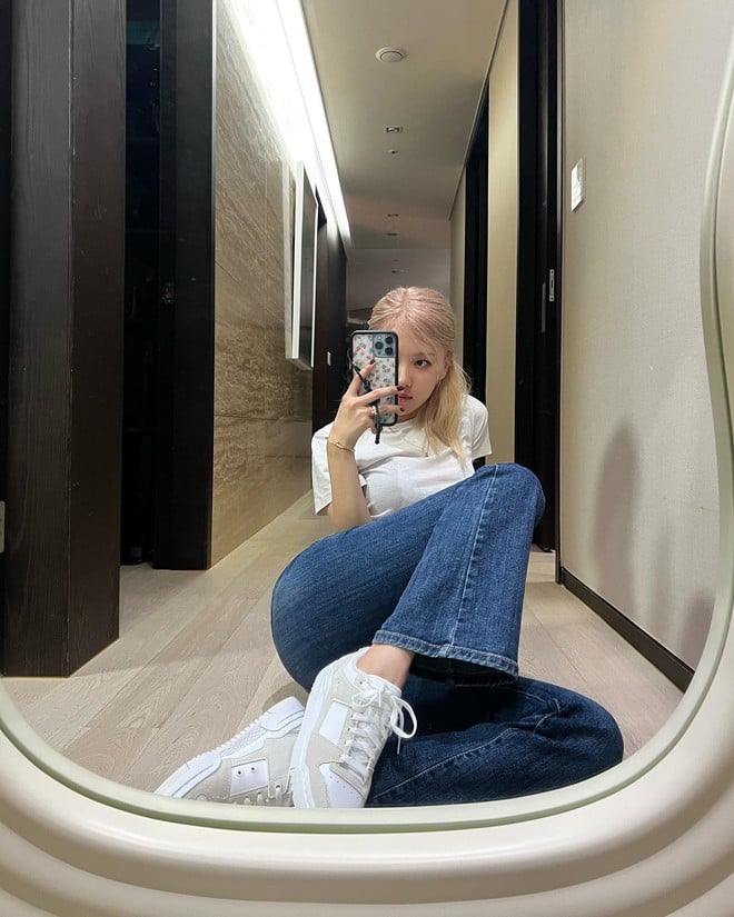 Không thể thiếu trong tủ đồ của các sao Hàn chính là quần jeans.