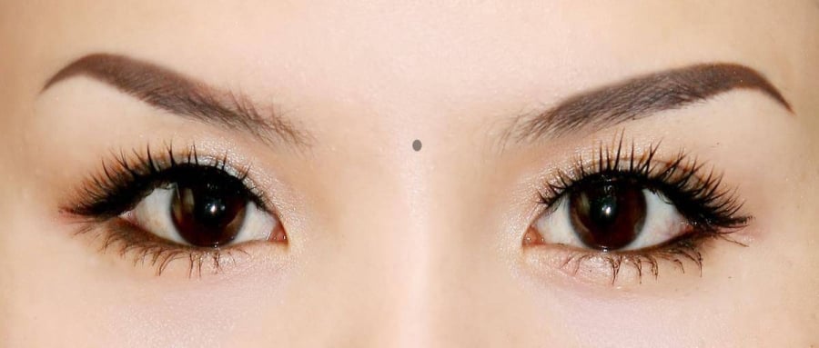 Vị trí giữa trán, còn gọi là “thiên đình”, tượng trưng cho trí tuệ và khả năng lãnh đạo. Ảnh minh họa