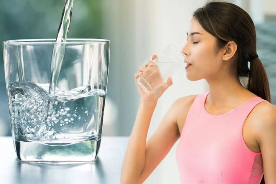 Những người bài tiết được 2-2,5 lít nước tiểu mỗi ngày có nguy cơ mắc sỏi thận thấp hơn 50%. (Ảnh minh họa)