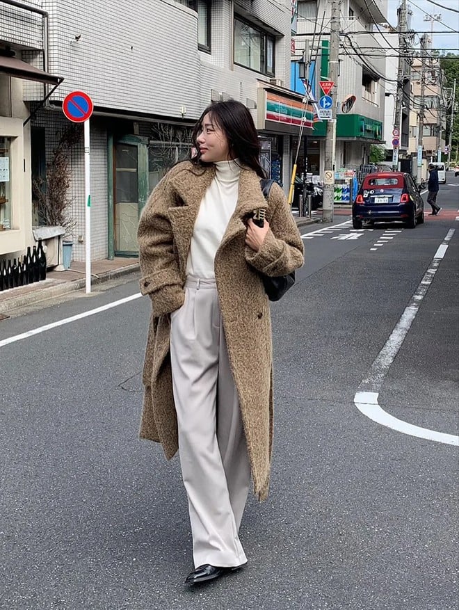 Sự kết hợp này tạo nên phong thái sang trọng và nhẹ nhàng trong những ngày lạnh.