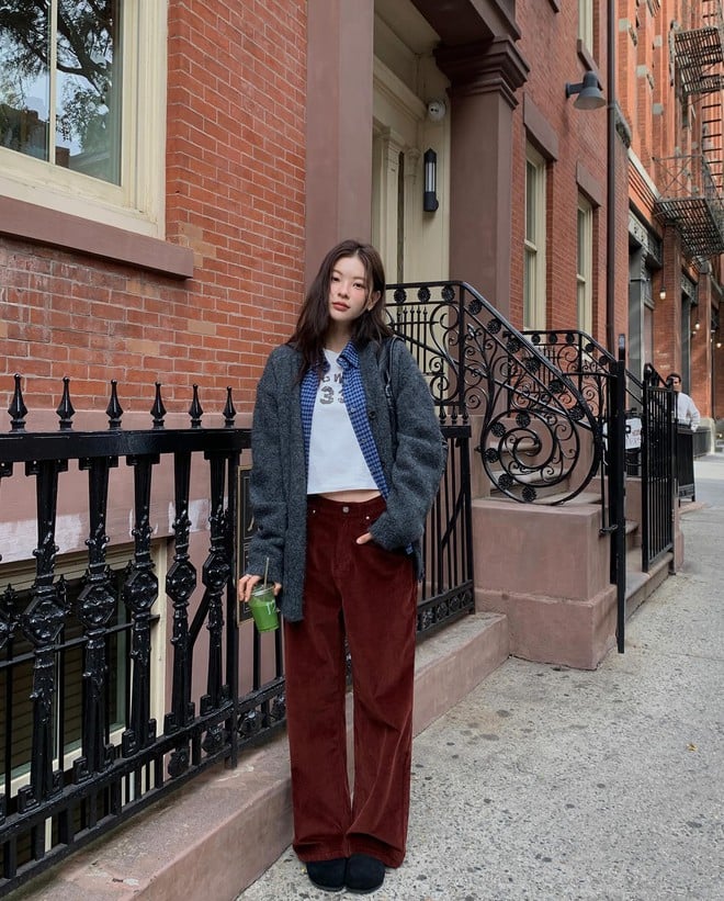 Dáng suông rộng giúp người mặc dễ di chuyển, phù hợp khi kết hợp cùng áo len, áo khoác dài hoặc thậm chí áo phông cho phong cách năng động mà vẫn thanh lịch.