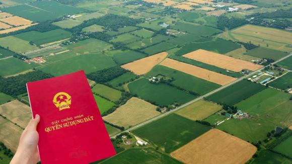 Nếu thửa đất đã có sổ đỏ, phần diện tích tăng thêm do nhận chuyển quyền sẽ được Văn phòng đăng ký đất đai thông báo bằng văn bản và niêm yết tại UBND cấp xã.