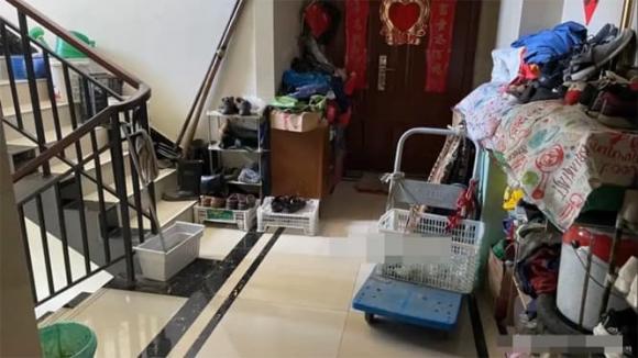 Sau một ngày dài, ai cũng muốn nằm thư giãn trên giường, có thể là với điện thoại, sách, đồ chơi hoặc thậm chí là ăn nhẹ.