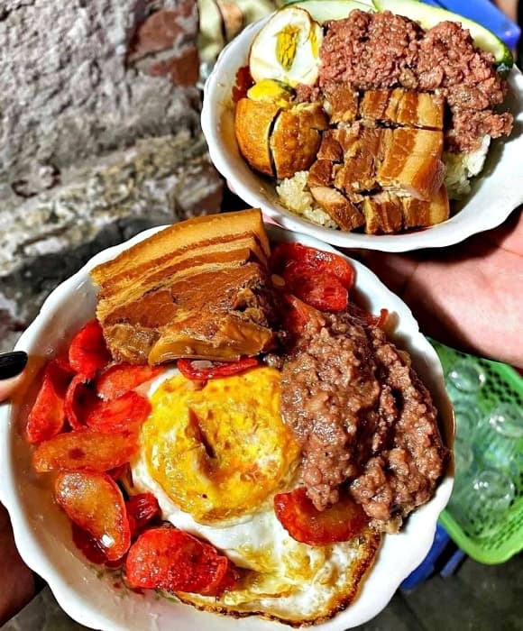 Về mặt sinh học, các thực phẩm tinh chế có chỉ số đường huyết (GI) cao có thể làm tăng đường huyết và insulin nhanh hơn so với thực phẩm GI thấp. 