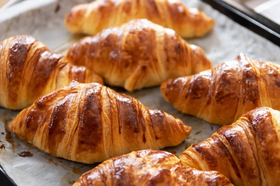 Hạn chế đồ ăn nhanh, hay bánh mì bánh ngọt. Ảnh minh họa