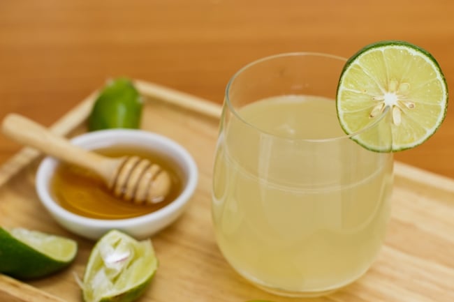 Một cốc nước ấm pha chanh và mật ong không chỉ giúp làm sạch đường ruột, loại bỏ độc tố mà còn thúc đẩy quá trình trao đổi chất