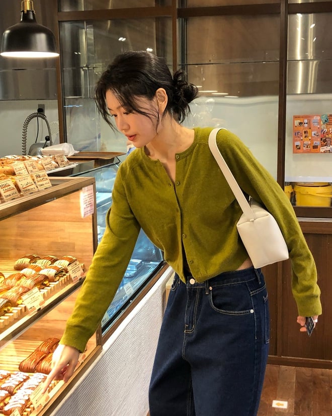 Tóc búi thấp luôn nằm trong danh sách những kiểu tóc mang lại vẻ thanh lịch nhất khi mặc áo len. 