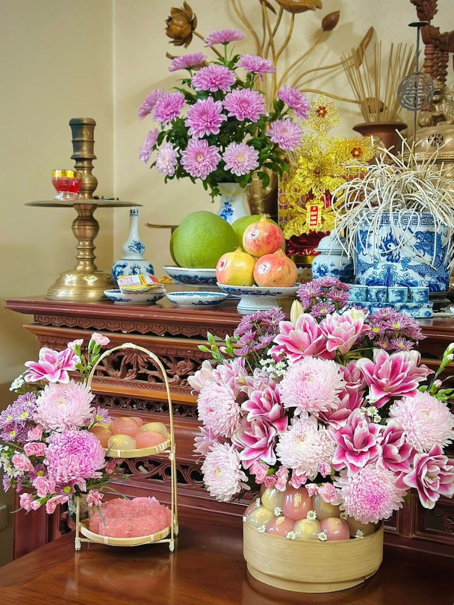 Ban thờ sạch sẽ thơm hương trầm thể hiện sự tôn kính tổ tiên, gia đạo biết lễ nghĩa