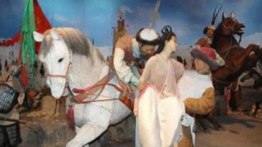 Binh sĩ thời xưa có 1 cách giải quyết nhu cầu sinh lý đặc biệt, ai nghe xong cũng đỏ mặt