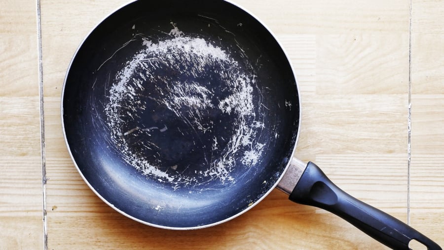 Bạn có thể tôi chảo bằng dầu nóng để tạo ra lớp chống dính tự nhiên.