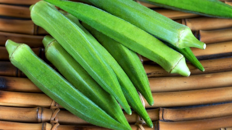 Bạn nên chọn những quả đậu bắp xanh nhạt, không dài quá 8cm.