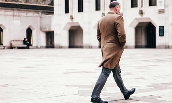 Nhiều người nghĩ tướng giàu chỉ nằm ở khuôn mặt hay bàn tay, nhưng thực tế, dáng đi và giọng nói mới là “chữ ký năng lượng” dễ nhận biết nhất.