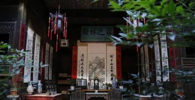 Một số loại cây như dâu tằm, cây lê theo quan niệm cổ truyền không nên trồng trước sân. 