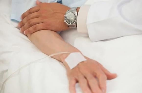 Hóa trị là phương pháp điều trị ung thư bằng thuốc hóa học, nhằm giảm hoặc loại bỏ khối u bằng cách ngăn tế bào ung thư phát triển, phân chia hoặc tiêu diệt trực tiếp.