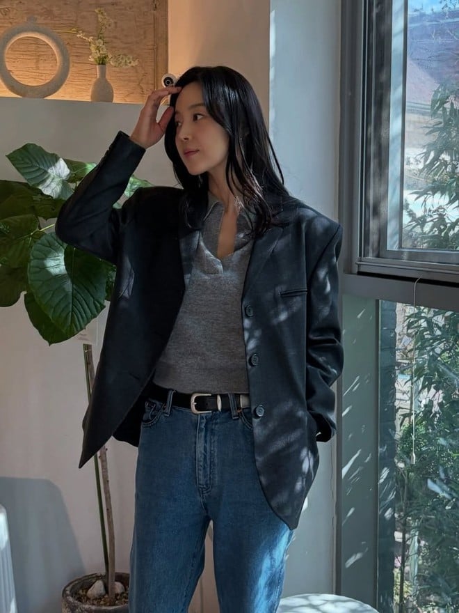 Dáng áo này mang đến cảm giác chuyên nghiệp nhưng không hề cứng nhắc nếu biết cách phối hợp tinh tế. 