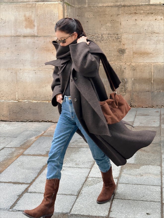 Đối với phụ nữ Hàn ở độ tuổi ngoài 40, áo khoác dạ dáng dài gần như là món đồ “kinh điển” trong tủ quần áo mùa đông. 